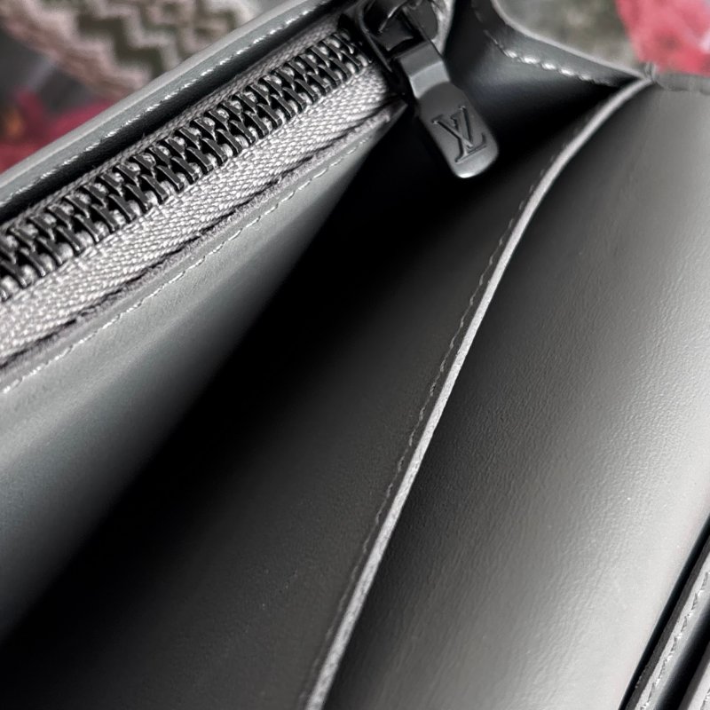 ::LOUIS VUITTON:: LV M81335 Brazza Shadow 淺灰皮革壓紋對開長夾-13