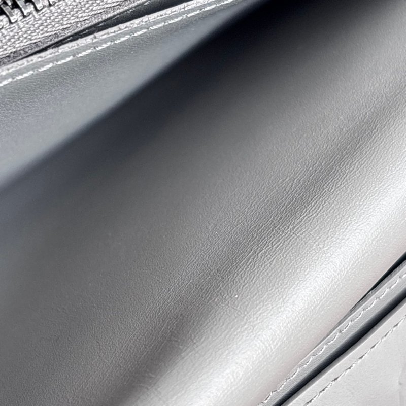 ::LOUIS VUITTON:: LV M81335 Brazza Shadow 淺灰皮革壓紋對開長夾-15