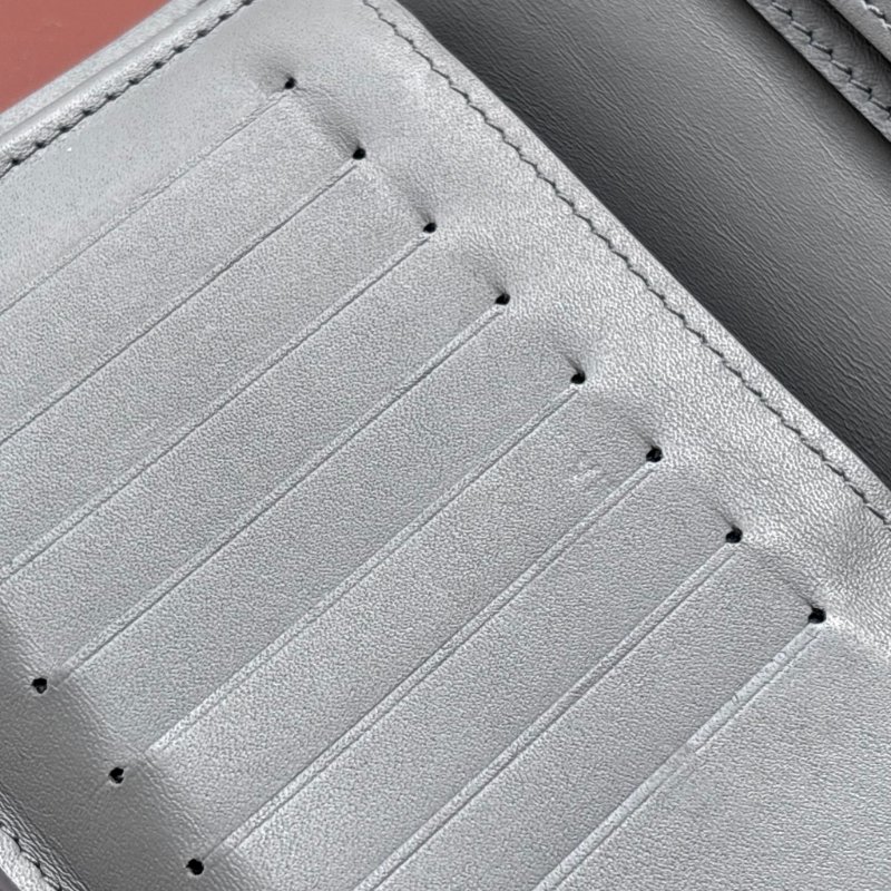 ::LOUIS VUITTON:: LV M81335 Brazza Shadow 淺灰皮革壓紋對開長夾-18