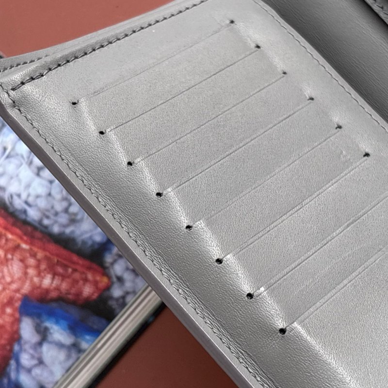 ::LOUIS VUITTON:: LV M81335 Brazza Shadow 淺灰皮革壓紋對開長夾-19