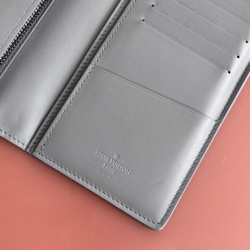 ::LOUIS VUITTON:: LV M81335 Brazza Shadow 淺灰皮革壓紋對開長夾-20