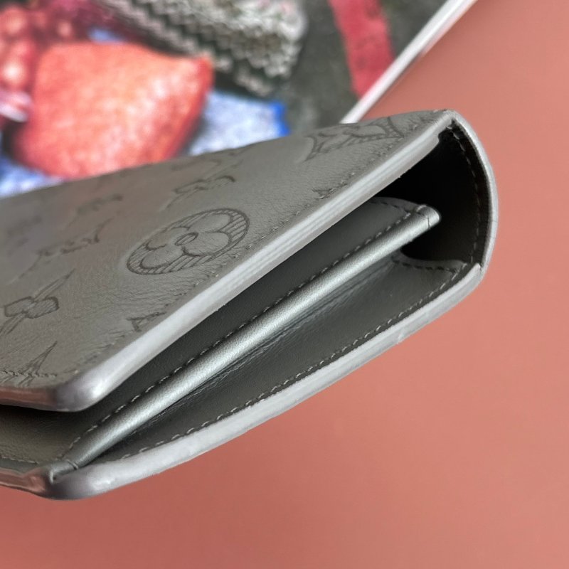 ::LOUIS VUITTON:: LV M81335 Brazza Shadow 淺灰皮革壓紋對開長夾-22