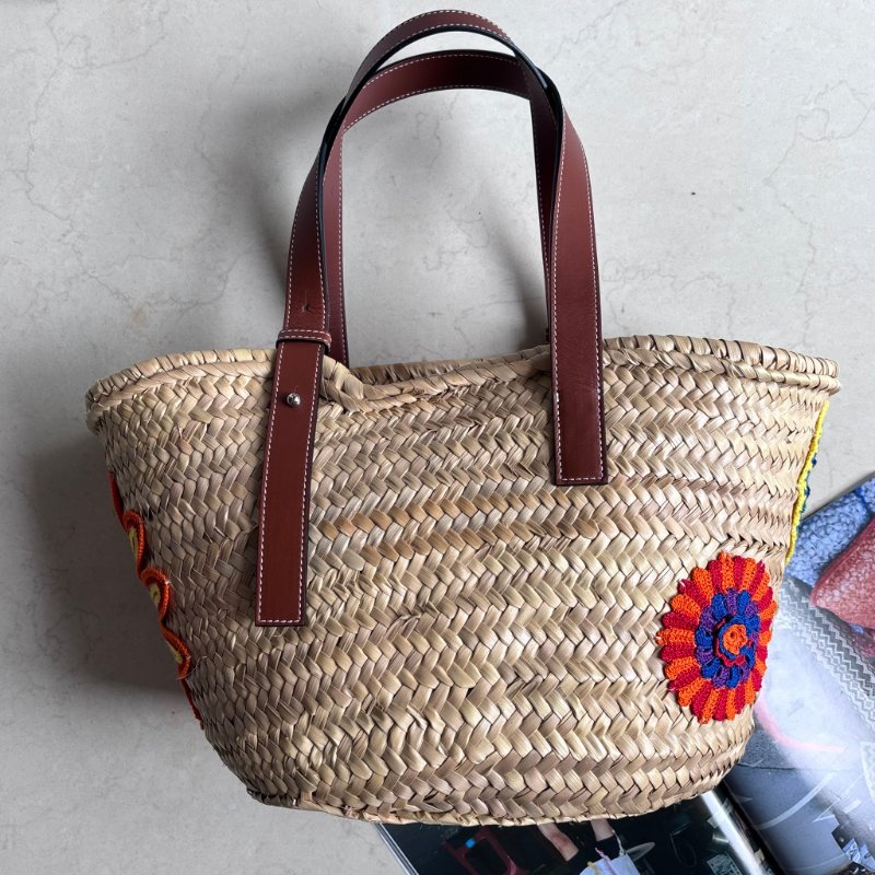 ::LOEWE:: 羅威 新款Basket 編織花朵毛線貼皮革拉菲草藤編 肩背包 托特包 手提包 沙灘包-1