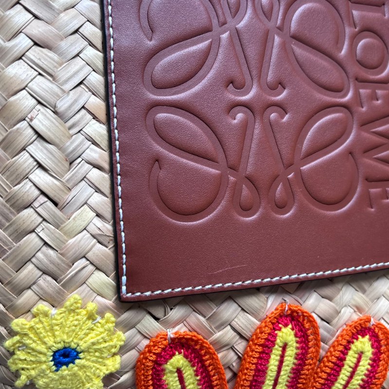 ::LOEWE:: 羅威 新款Basket 編織花朵毛線貼皮革拉菲草藤編 肩背包 托特包 手提包 沙灘包-6