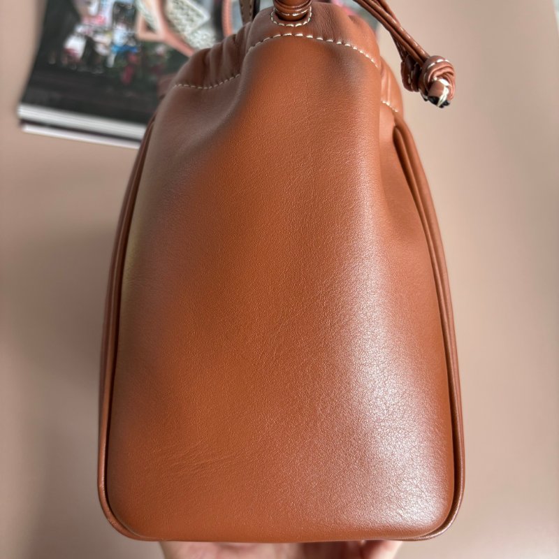 ::CELINE:: Cuir Triomphe 浮雕經典LOGO Cabas 小號抽繩包 手提包 斜背包-5