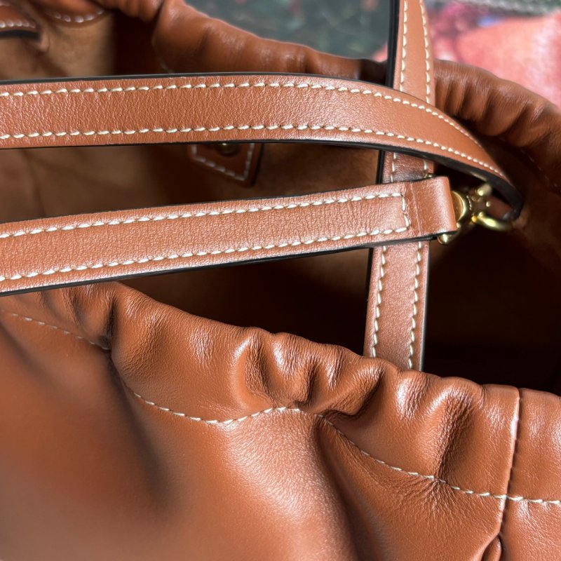 ::CELINE:: Cuir Triomphe 浮雕經典LOGO Cabas 小號抽繩包 手提包 斜背包-15