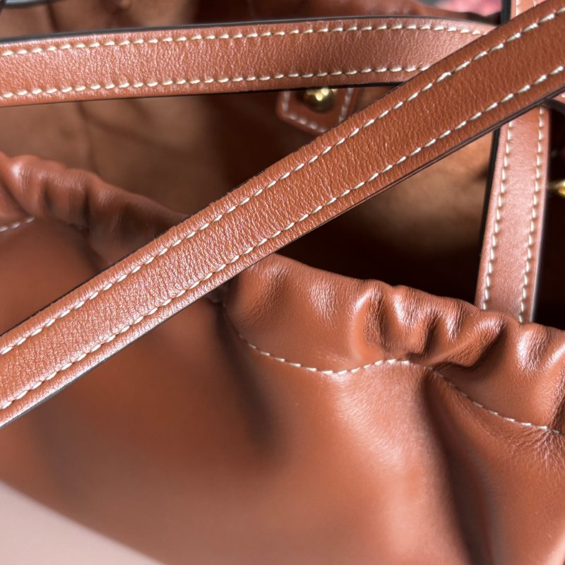 ::CELINE:: Cuir Triomphe 浮雕經典LOGO Cabas 小號抽繩包 手提包 斜背包-16