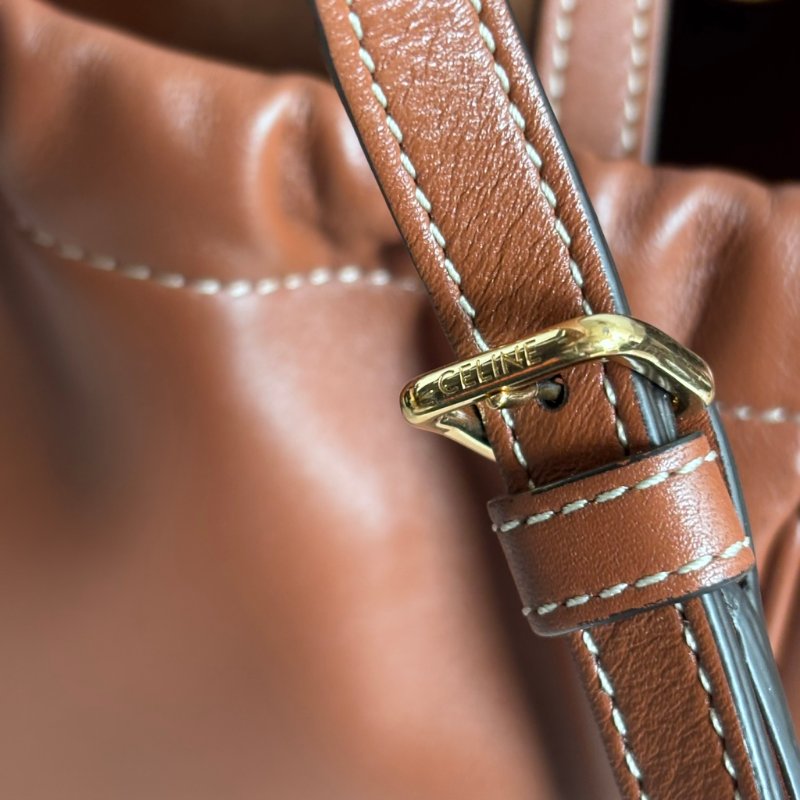 ::CELINE:: Cuir Triomphe 浮雕經典LOGO Cabas 小號抽繩包 手提包 斜背包-17