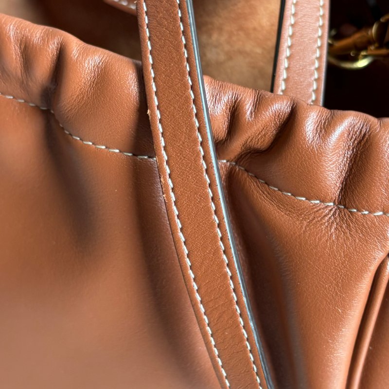 ::CELINE:: Cuir Triomphe 浮雕經典LOGO Cabas 小號抽繩包 手提包 斜背包-18