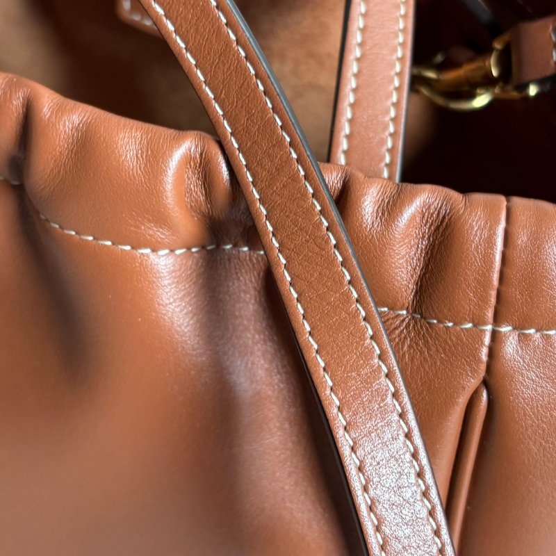 ::CELINE:: Cuir Triomphe 浮雕經典LOGO Cabas 小號抽繩包 手提包 斜背包-19