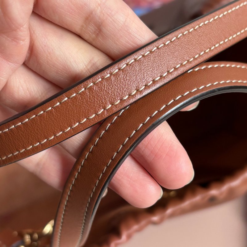 ::CELINE:: Cuir Triomphe 浮雕經典LOGO Cabas 小號抽繩包 手提包 斜背包-21