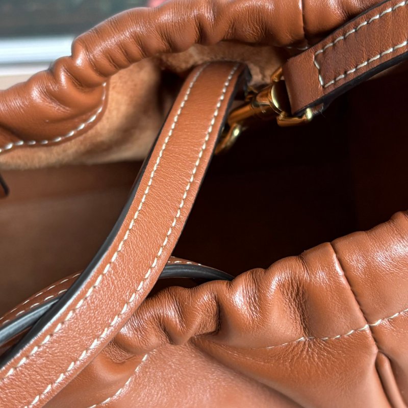 ::CELINE:: Cuir Triomphe 浮雕經典LOGO Cabas 小號抽繩包 手提包 斜背包-22