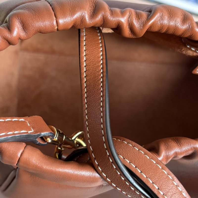 ::CELINE:: Cuir Triomphe 浮雕經典LOGO Cabas 小號抽繩包 手提包 斜背包-23