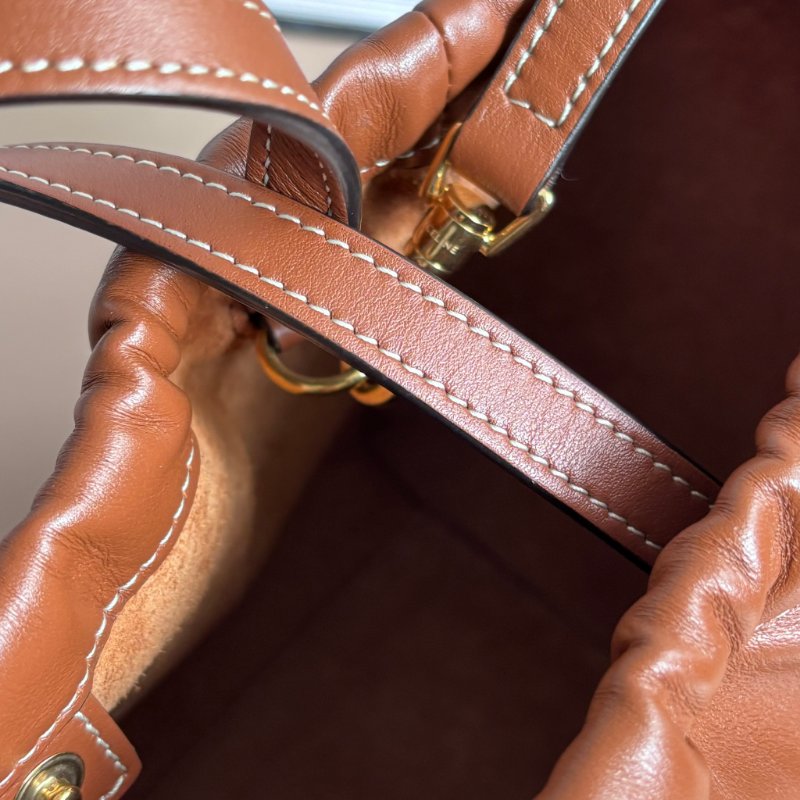 ::CELINE:: Cuir Triomphe 浮雕經典LOGO Cabas 小號抽繩包 手提包 斜背包-25