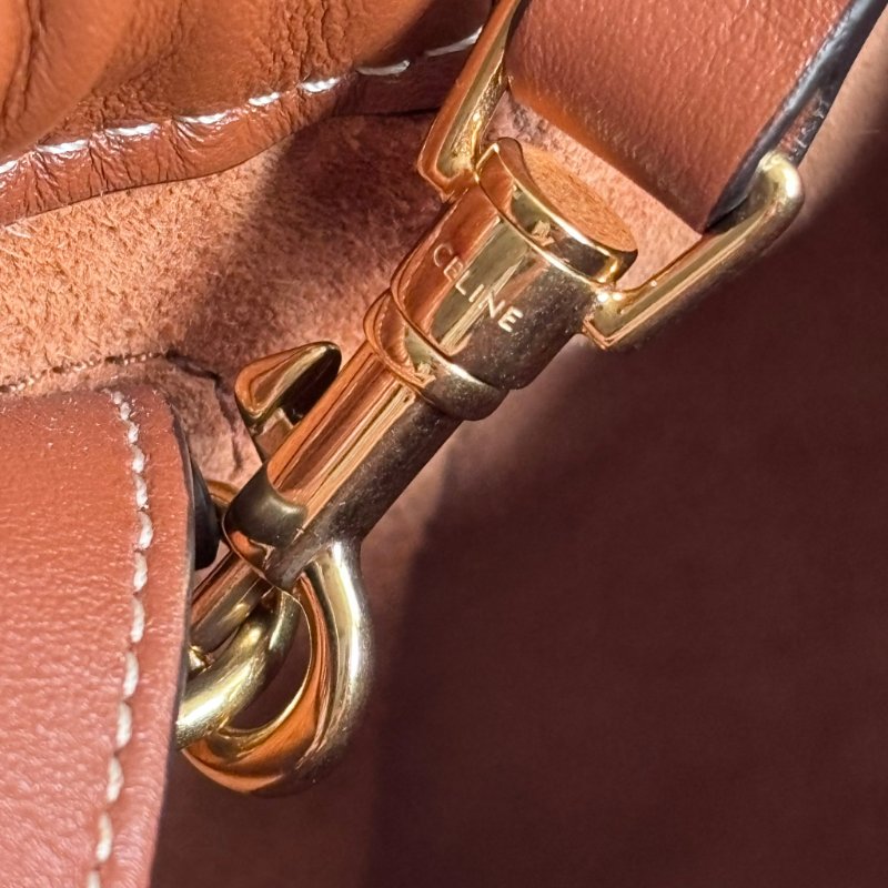 ::CELINE:: Cuir Triomphe 浮雕經典LOGO Cabas 小號抽繩包 手提包 斜背包-26