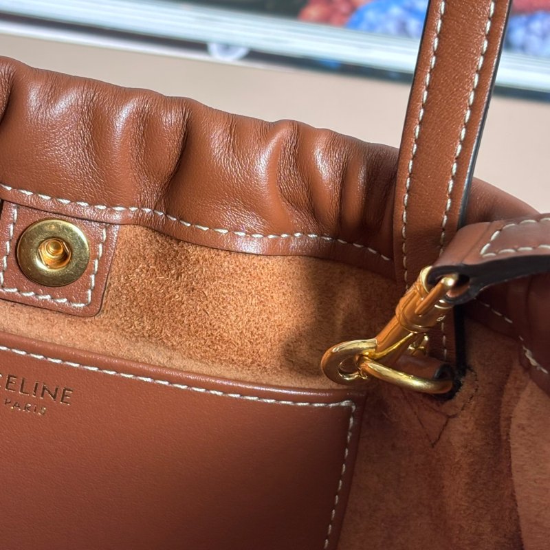 ::CELINE:: Cuir Triomphe 浮雕經典LOGO Cabas 小號抽繩包 手提包 斜背包-32