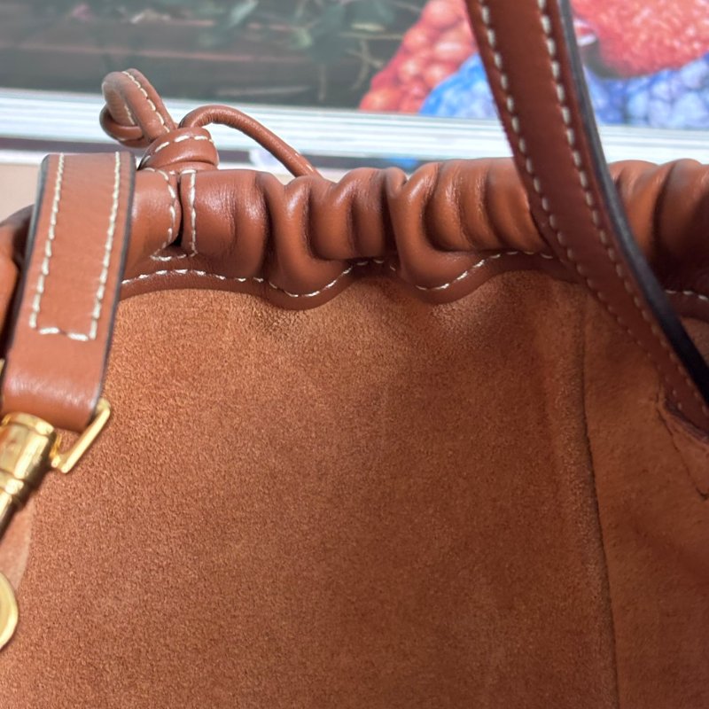 ::CELINE:: Cuir Triomphe 浮雕經典LOGO Cabas 小號抽繩包 手提包 斜背包-34