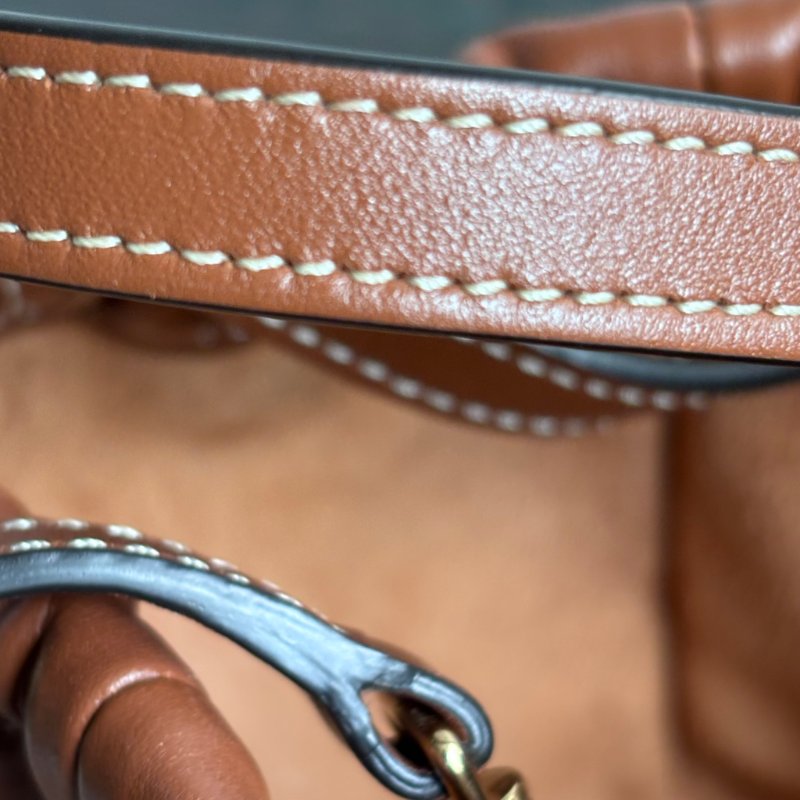 ::CELINE:: Cuir Triomphe 浮雕經典LOGO Cabas 小號抽繩包 手提包 斜背包-35