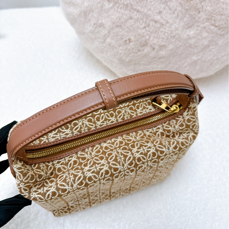 Loewe cubi 小號棕色飯盒包-8