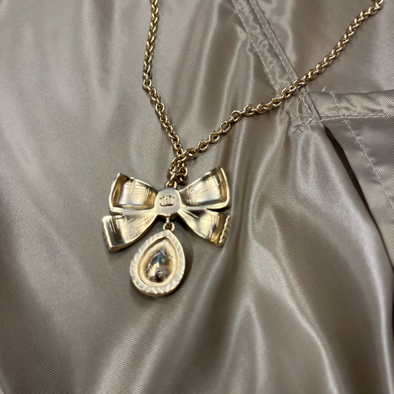 Chanel 2025 立體蝴蝶結閃石珍珠造舊金頸鏈（2段長度）-2