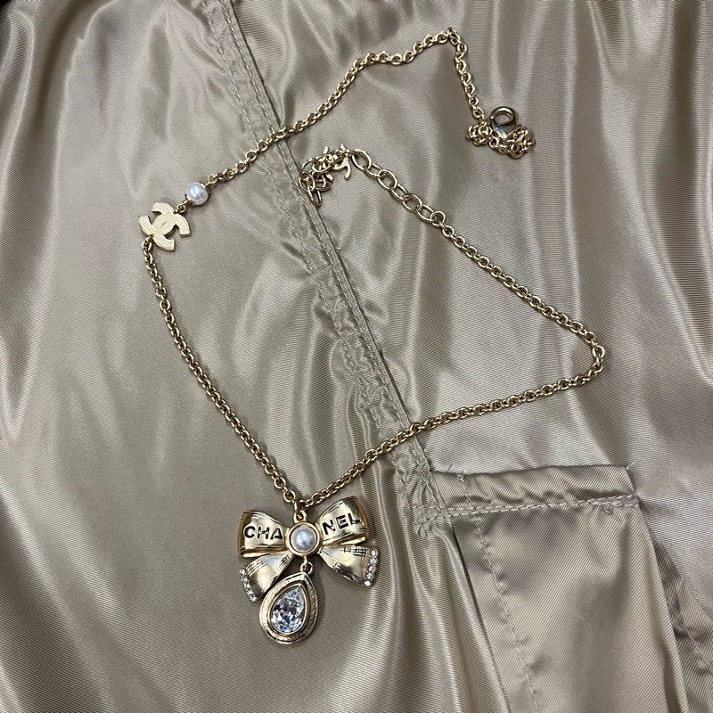 Chanel 2025 立體蝴蝶結閃石珍珠造舊金頸鏈（2段長度）-7