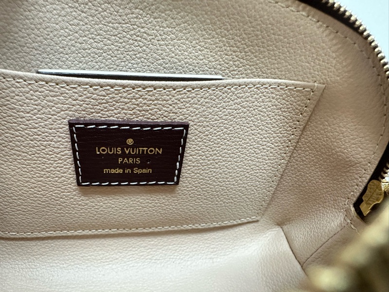 LV Mini Monogram Pouch 化妝包-10