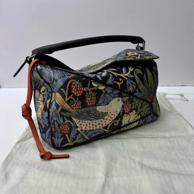 LOEWE puzzle草莓小偷圖案拼圖手提肩背包 28*18*12 98新配件塵袋-1