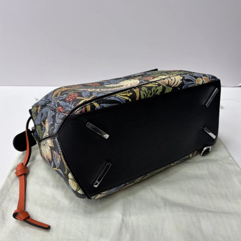 LOEWE puzzle草莓小偷圖案拼圖手提肩背包 28*18*12 98新配件塵袋-4