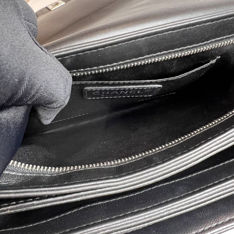CHANEL 16開 黑銀羊皮菱格紋風琴包-6