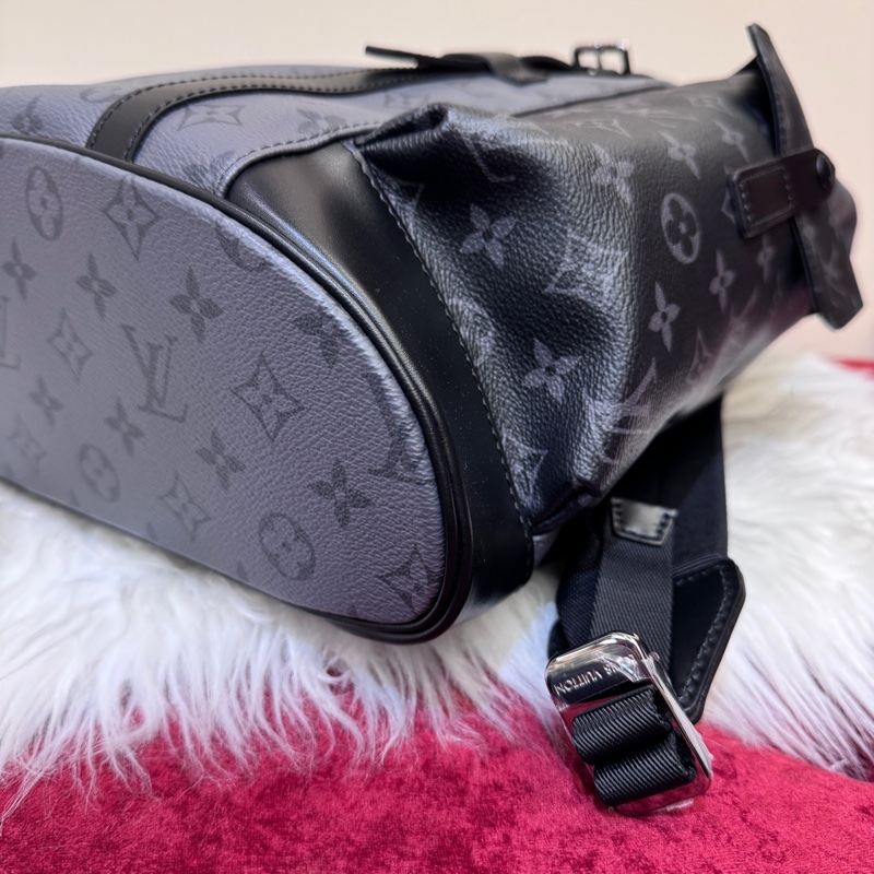 LV Christopher MM 黑灰老花雙口袋後背包 晶片款 離櫃品-6