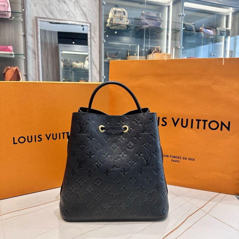 *SHIHNA名牌精品*LV M45256 黑色壓紋水桶包-1