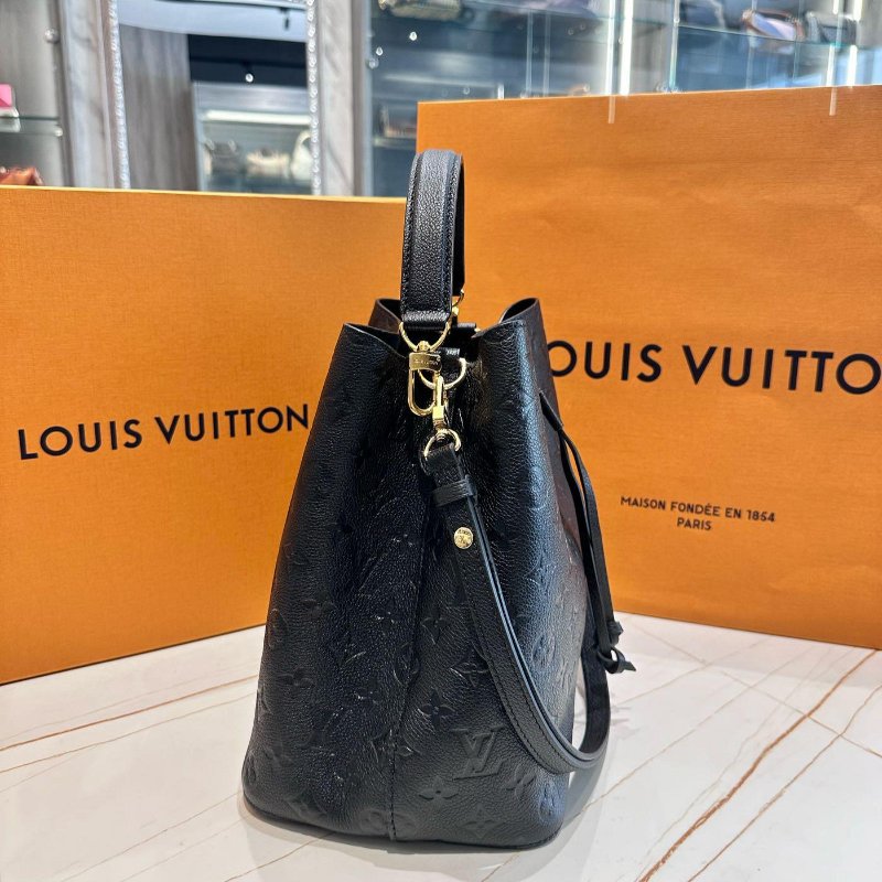 *SHIHNA名牌精品*LV M45256 黑色壓紋水桶包-3