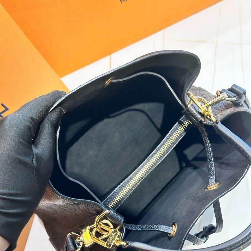 *SHIHNA名牌精品*LV M45256 黑色壓紋水桶包-4