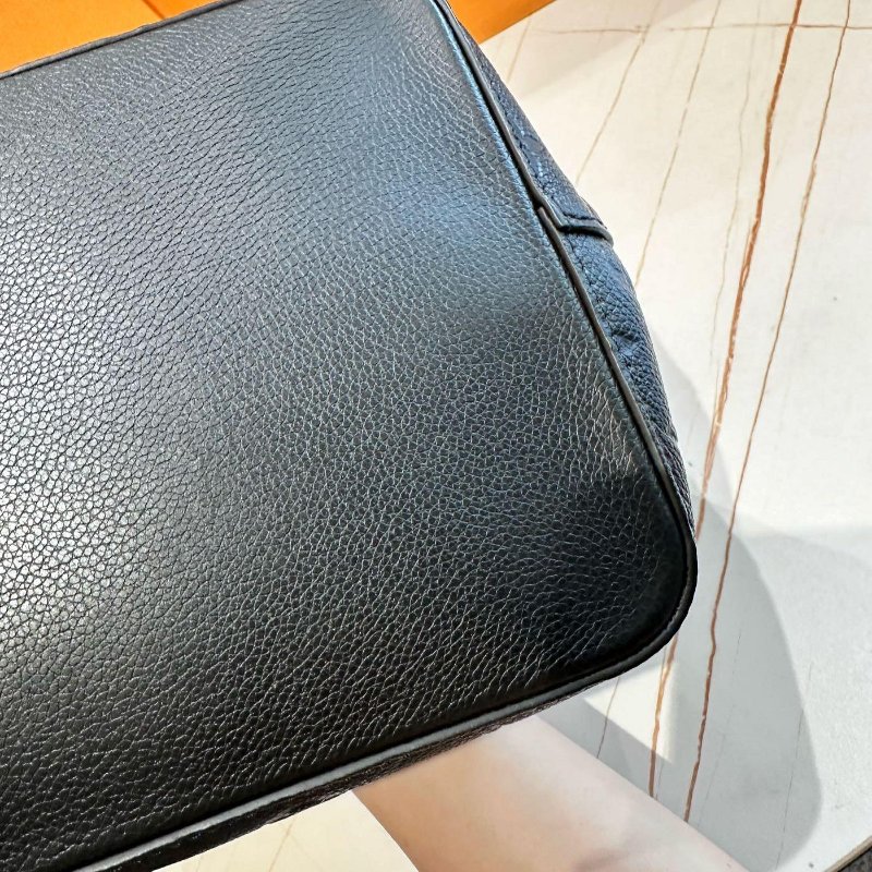 *SHIHNA名牌精品*LV M45256 黑色壓紋水桶包-5