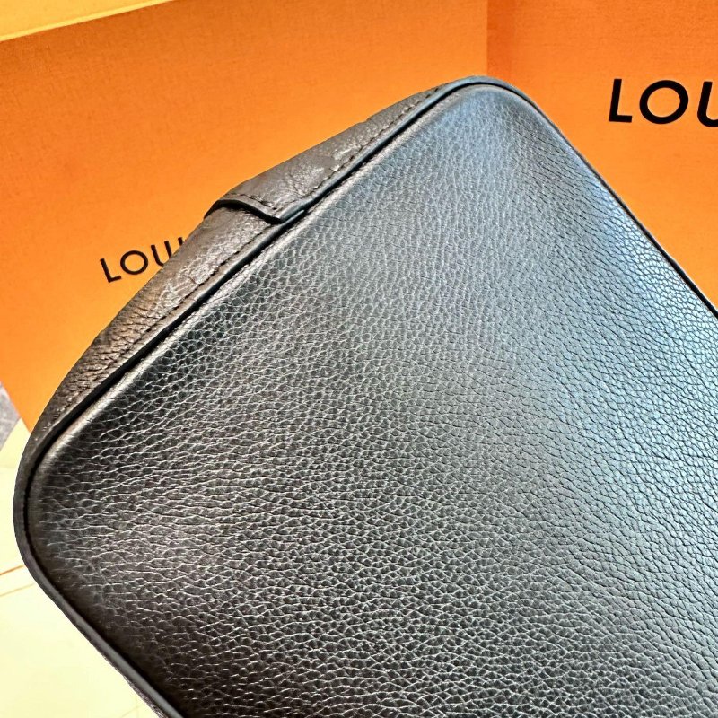 *SHIHNA名牌精品*LV M45256 黑色壓紋水桶包-6