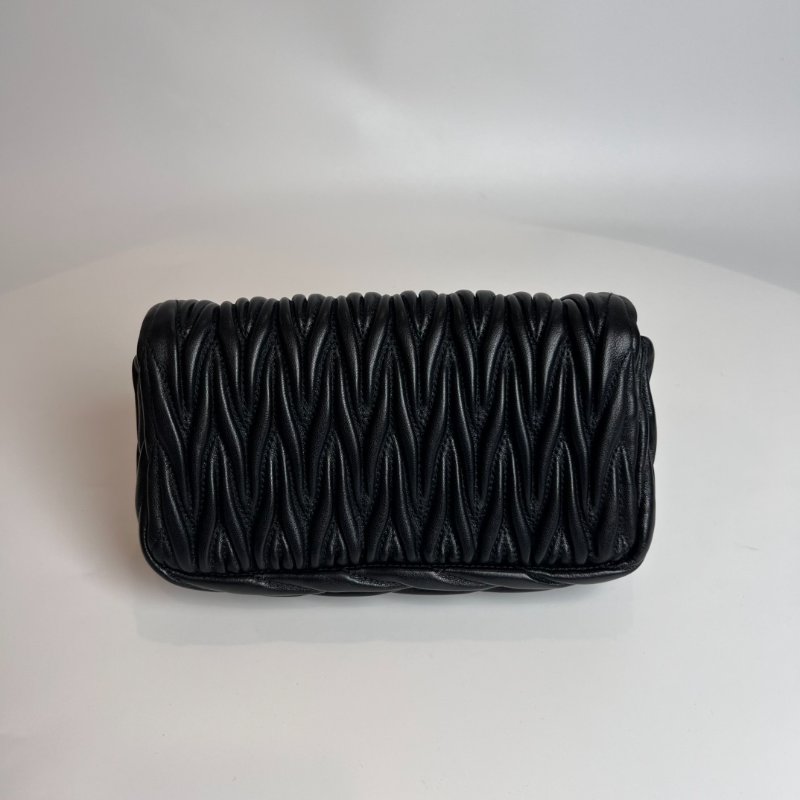 全新品 MIUMIU 黑皺褶包-1