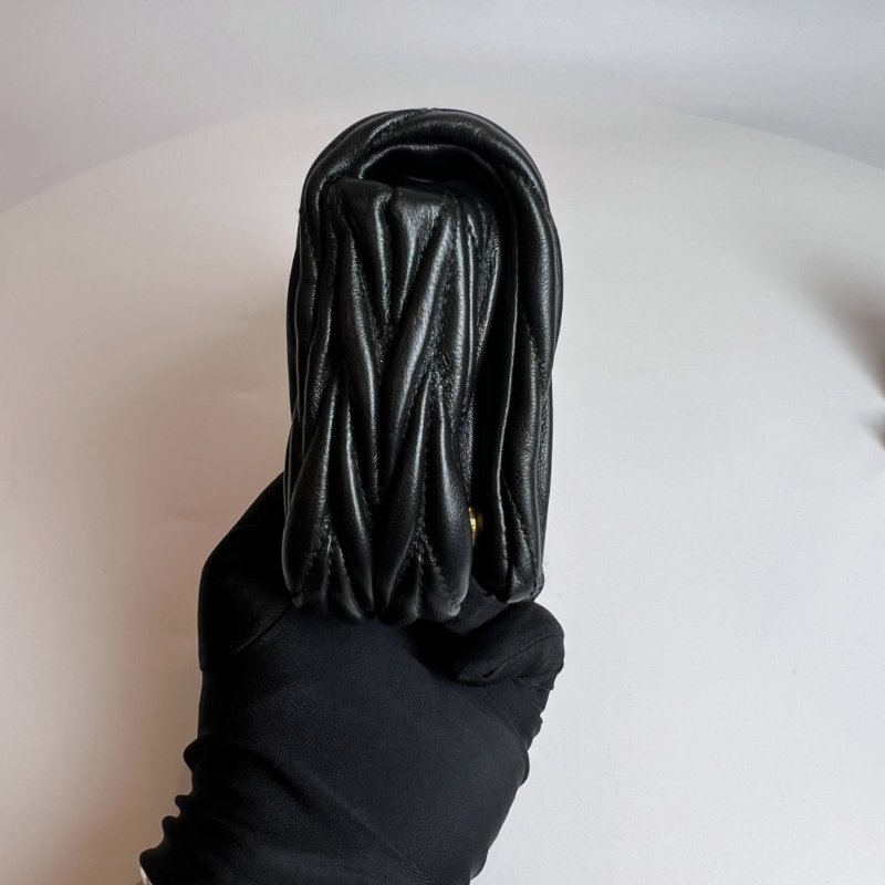 全新品 MIUMIU 黑皺褶包-2