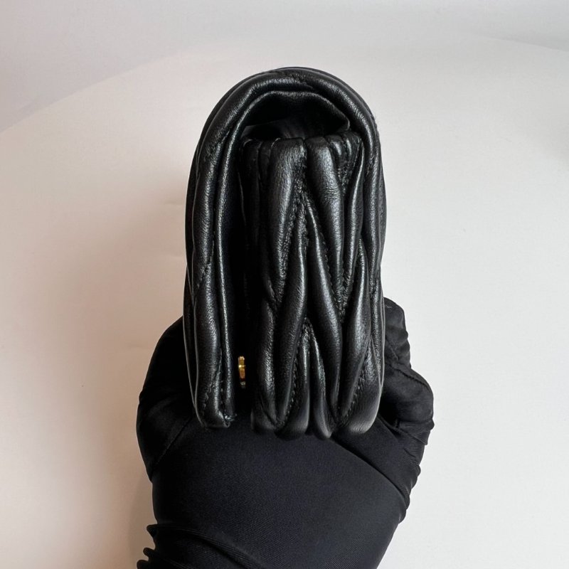 全新品 MIUMIU 黑皺褶包-3