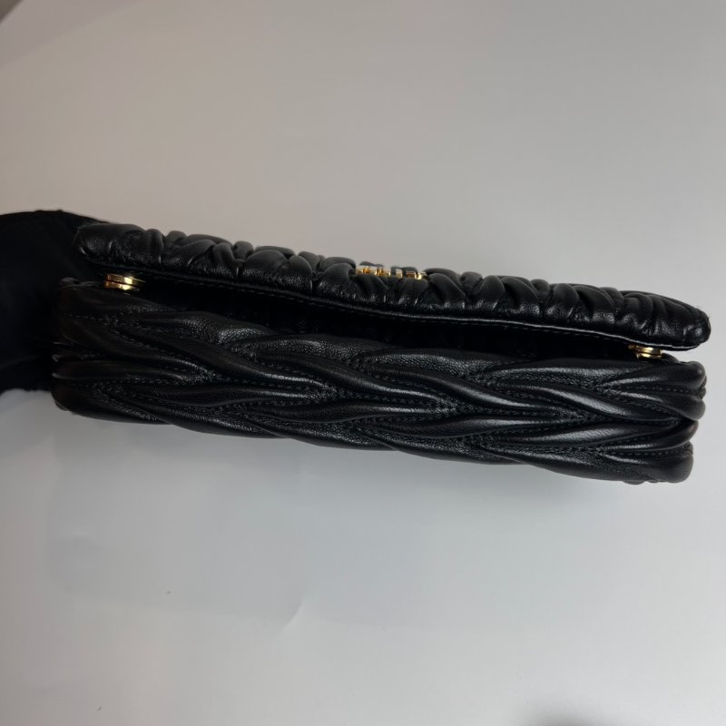 全新品 MIUMIU 黑皺褶包-4