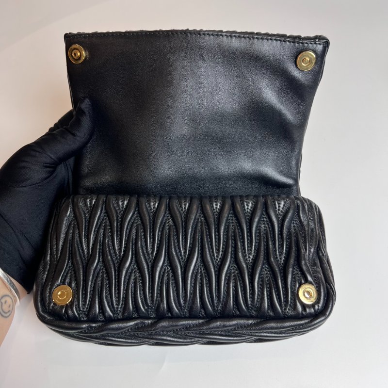 全新品 MIUMIU 黑皺褶包-5