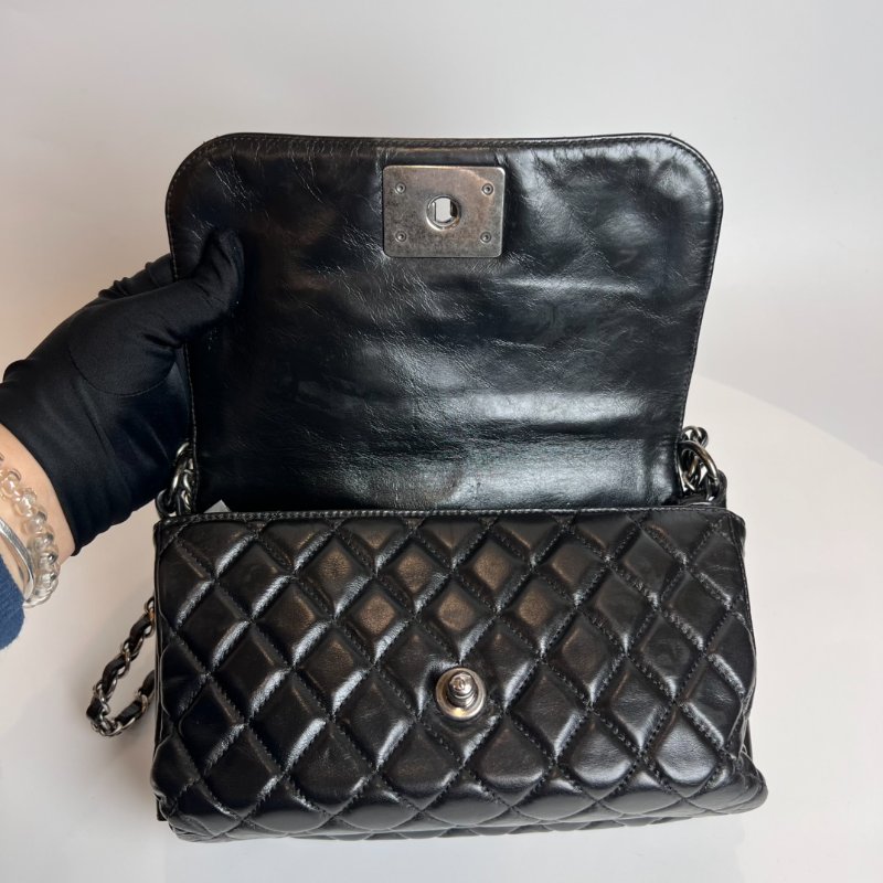 CHANEL 15開 黑BOY系列 翻蓋菱格紋肩背包-5