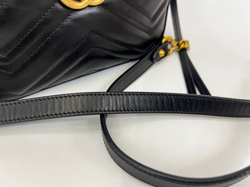 Gucci 黑牛皮山型紋霧金釦Marmont Mini 斜背包-15