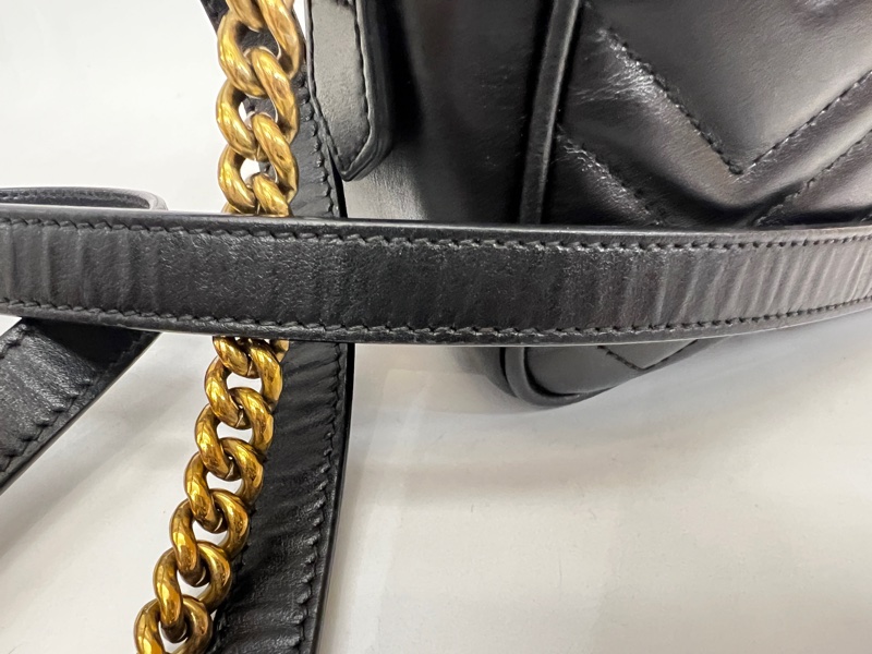Gucci 黑牛皮山型紋霧金釦Marmont Mini 斜背包-16