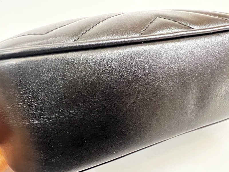 Gucci 黑牛皮山型紋霧金釦Marmont Mini 斜背包-19