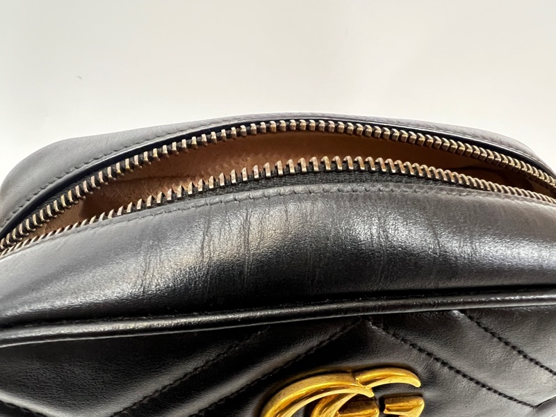 Gucci 黑牛皮山型紋霧金釦Marmont Mini 斜背包-21