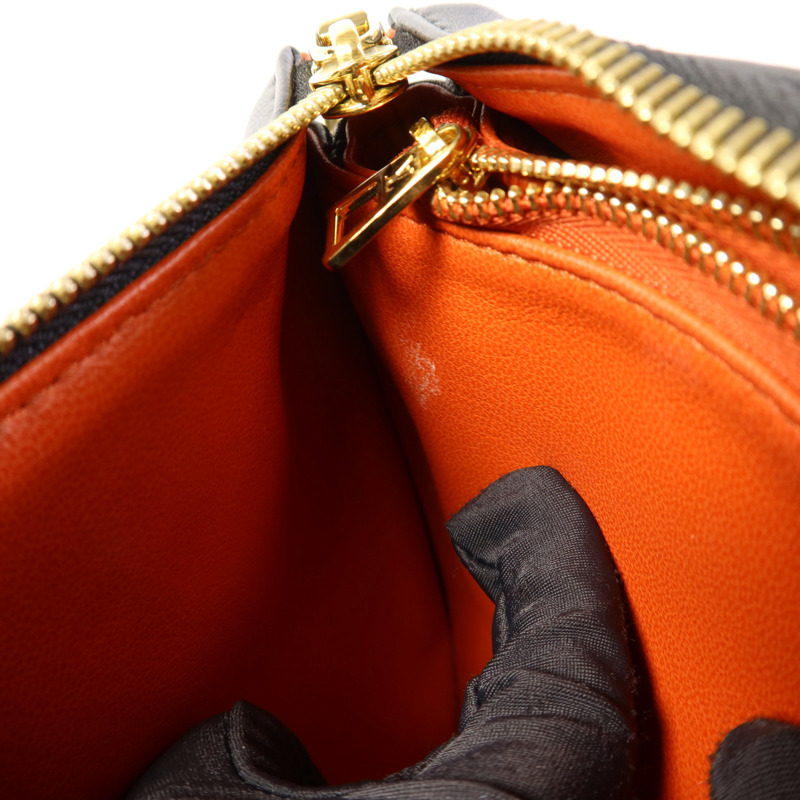 LOUIS VUITTON Monogram Embossed Coussin BB金扣鏈帶手挽肩背兩用袋-17