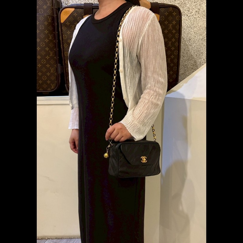 Chanel 金鍊黑皮菱格古董相機斜背包-2