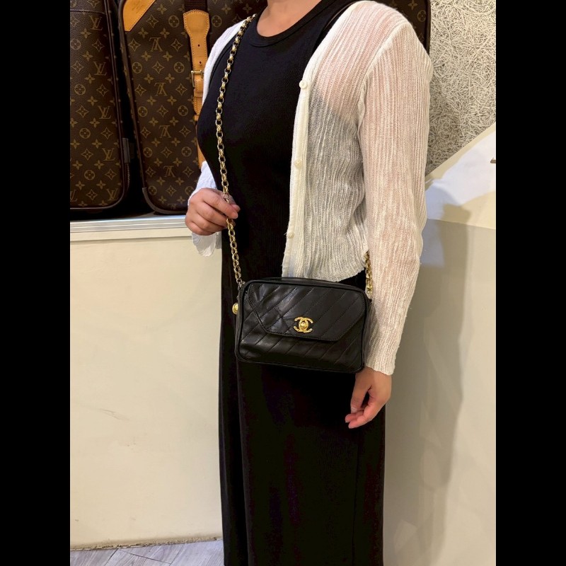 Chanel 金鍊黑皮菱格古董相機斜背包-3