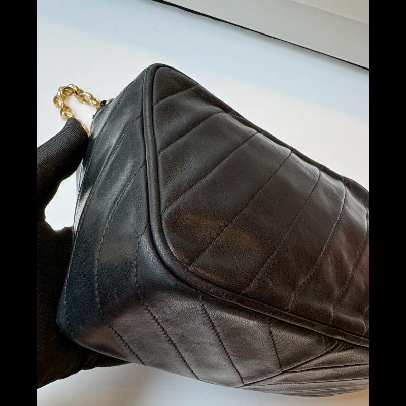 Chanel 金鍊黑皮菱格古董相機斜背包-9