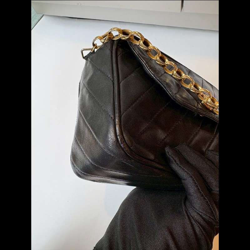 Chanel 金鍊黑皮菱格古董相機斜背包-10